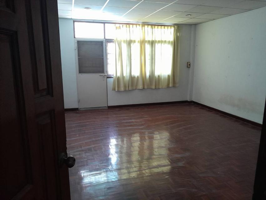 อาคารพาณิชย์ 4 ชั้นครึ่งพร้อมดาดฟ้า 10