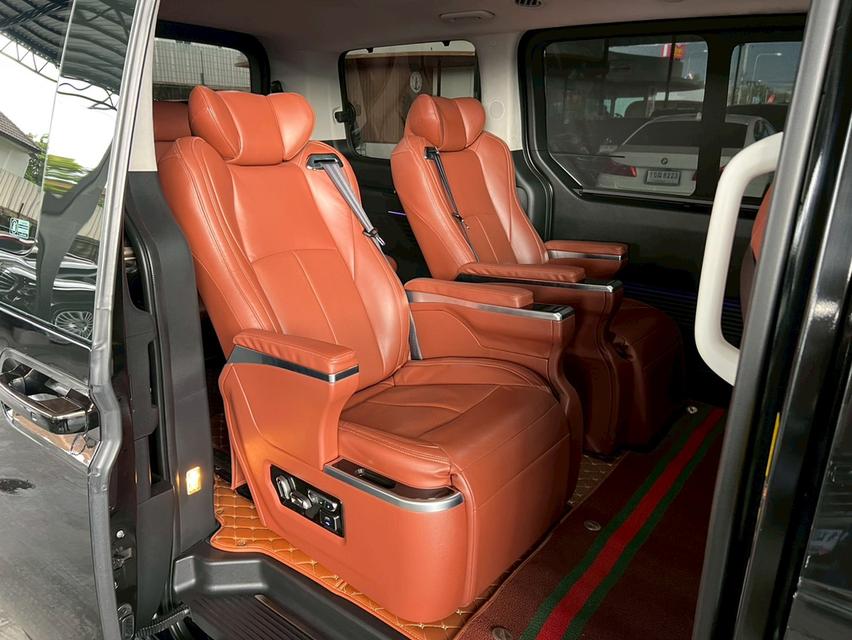 ปี 2022 HYUNDAI STARIA, 2.2 PREMIUM SUNROOFโฉม ปี21-ปัจจุบัน สีดำ เกียร์ออโต้ ดีเซล ตัวท๊อปสุด 7