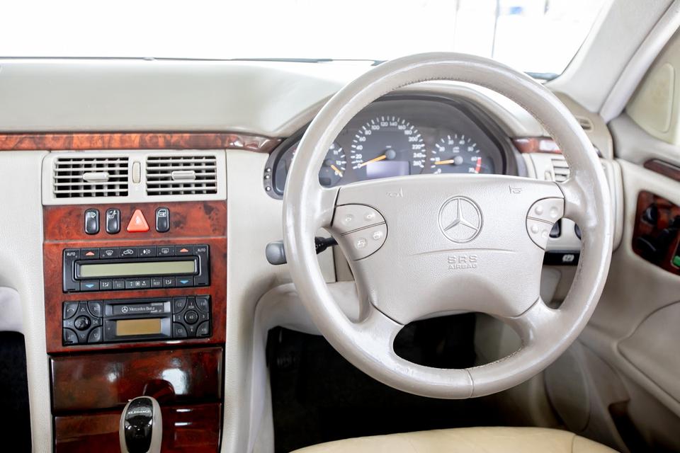 Benz E200 ปี 2001 สีบรอนซ์ทอง สวยสภาพดี  12