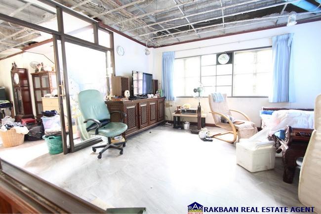 ขายบ้านลดาวัลย์ ปิ่นเกล้า 267 ตร.ว. หลังมุม 5 นอน 4 น้ำ 1 ห้องเมท จอดรถ 6 คัน 6