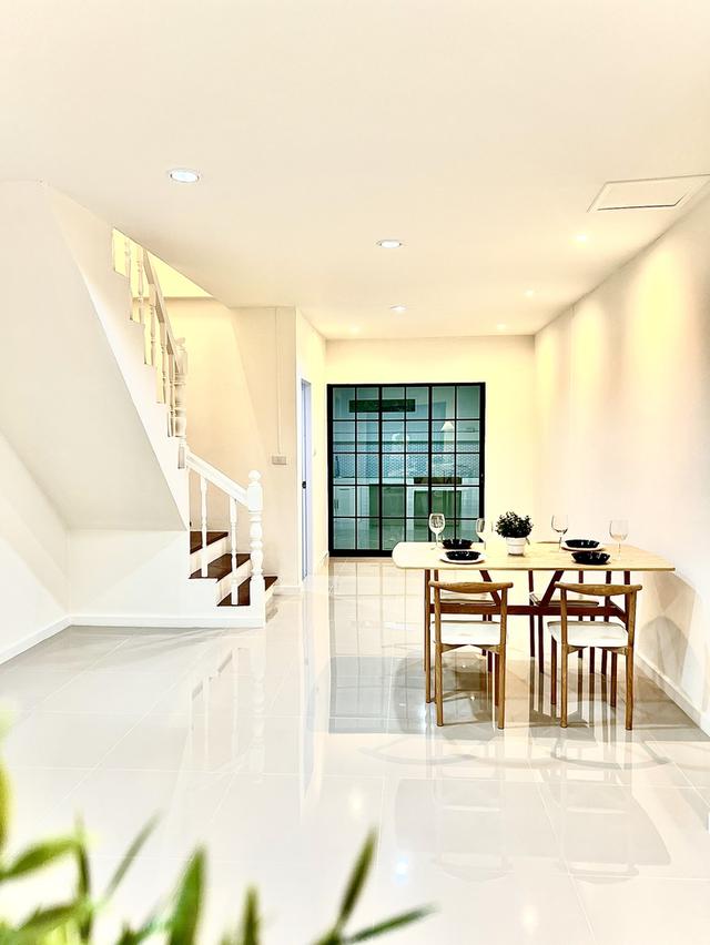 ขายบ้านทาวน์เฮาส์รีโนเวทใหม่ "หน้าบ้าน-หลังบ้านไม่ติดกับใคร" ความเป็นส่วนตัวระดับ 10 เต็ม 10! ✨  📍 พหลโยธิน 52 แยก41(สะพานใหม่) - เดินทางง่าย ใกล้BTS 8