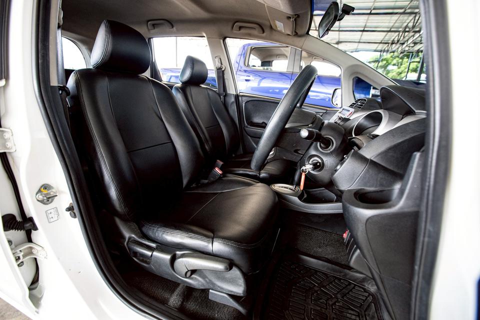 Honda Jazz 1.5 V ปี 2013 AT สีขาว สวยสภาพดี 12