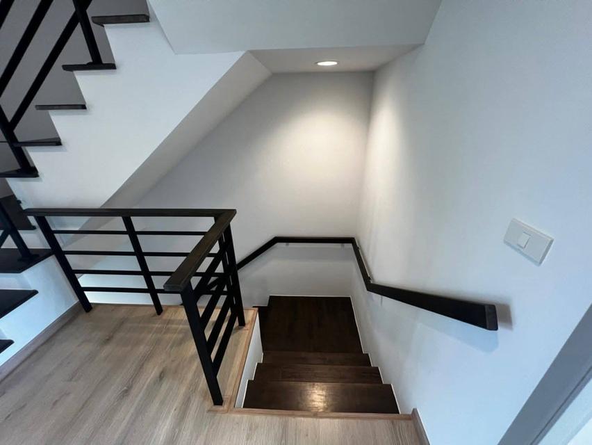 ปล่อยเช่าบ้านเปล่า 3 ชั้น โครงการ Premium Place  พหลโยธิน-รามอินทรา 11