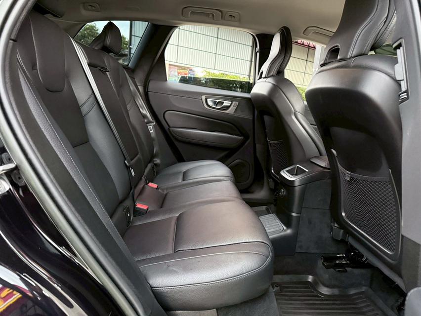 VOLVO XC60 2.0 RECHARGE T8 R-DESIGN AWD ปี 2022 โฉม ปี14-ปัจจุบัน สีดำ รูปที่ 8
