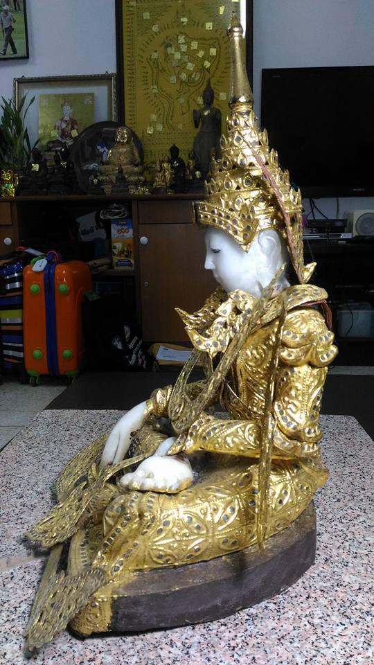 พระหยกขาวทรงเครื่อง องค์ใหญ่มาก