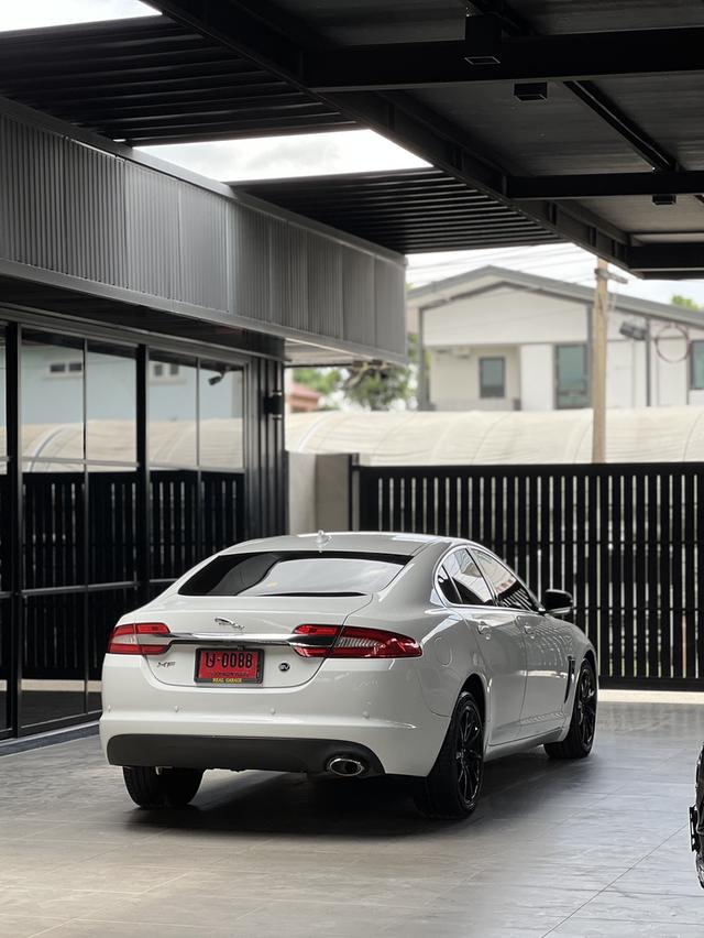 Jaguar XF 2.2D  11