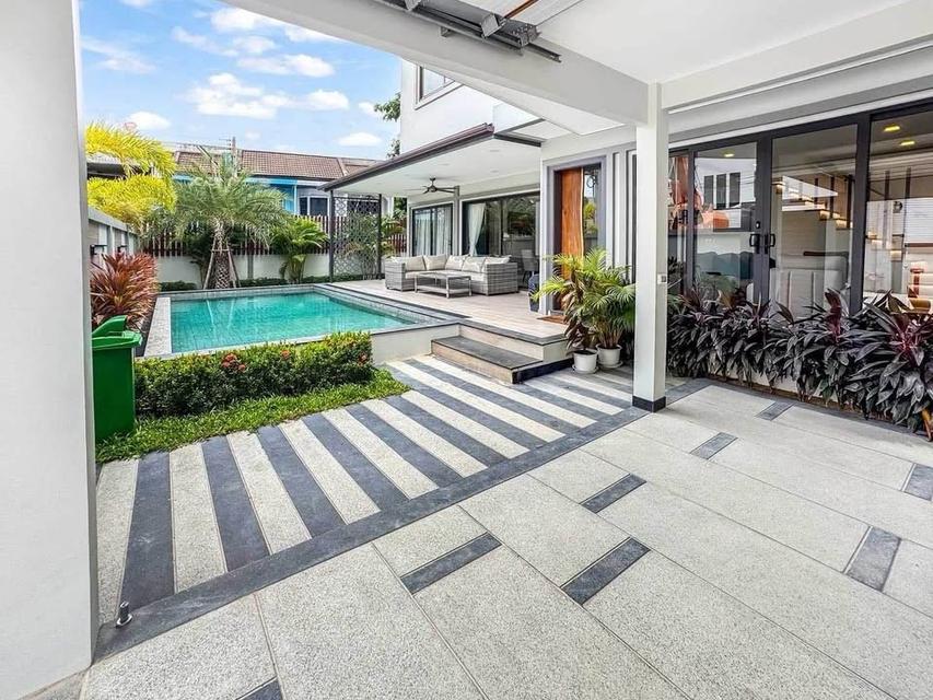 Modern style pool villa for sale in the central of Pattaya, on Saisam road 5