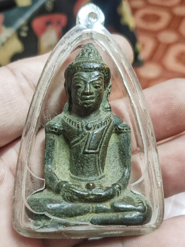 พระพิมพ์ศรีวิชัยถักเปีย (หรือเรียกกันว่า พระกรุศรีเทพ) ศิลปะยุคทวารวดี-ศรีวิชัย เนื้อโลหะสัมฤทธิ์