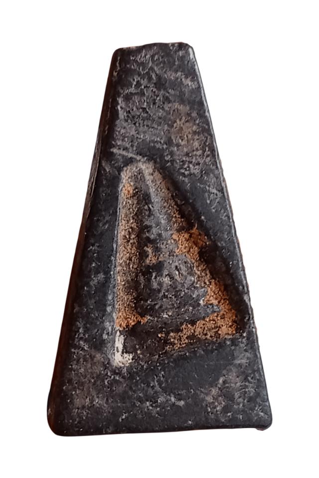 พระอู่ทองออกศึกพิมพ์​ผงสุพรรณหลังเจดีย์​เนื้อดำ 4