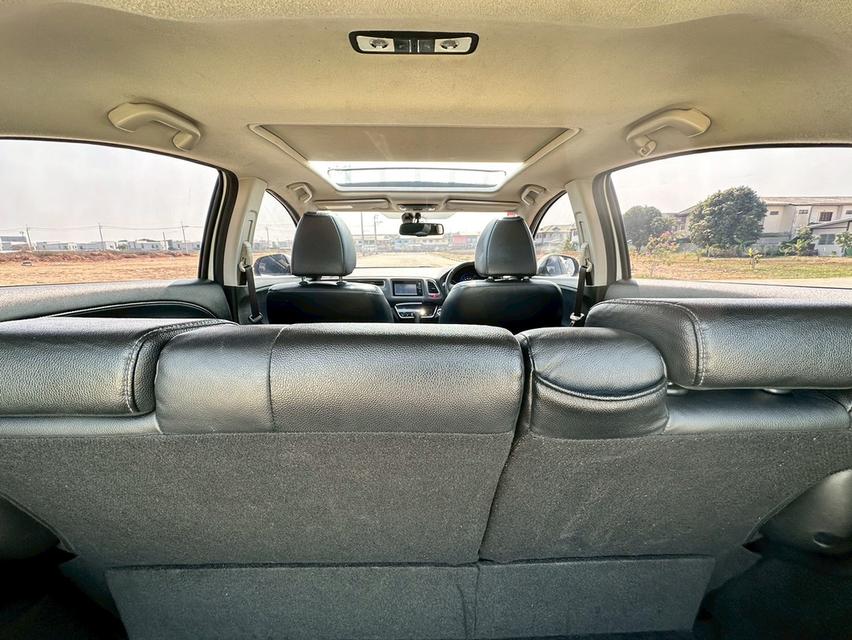 #HONDA HRV 1.8EL SUNRUFF TOP ปี2016 สีขาว เกียร์ออโต้ เครื่องเบนซิน  ราคา 409,000บาท 🌟ออกรถ5,000บาท🌟 ผ่อนนาน  84งวด  ผ่อน 8,008/72งวด  -ภายในเบาะหนั รูปที่ 10