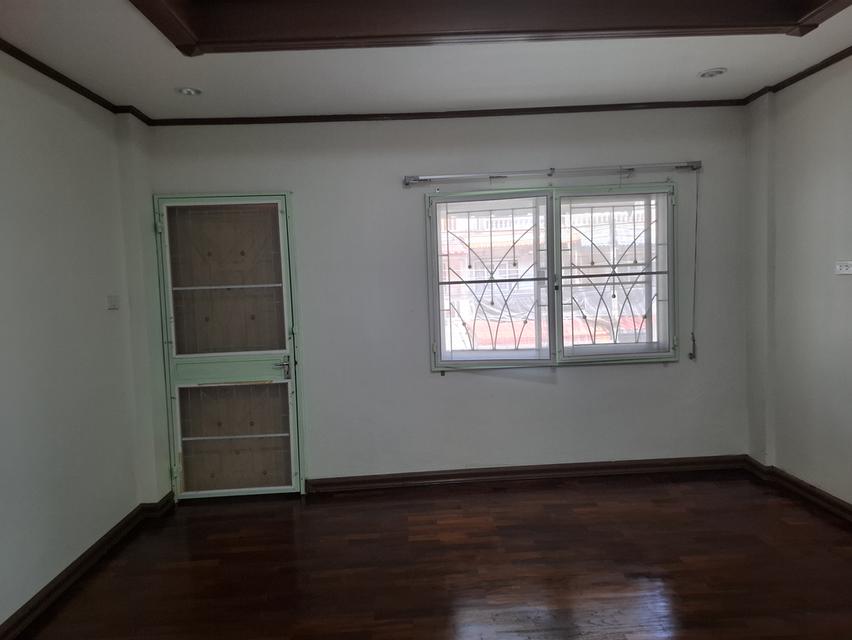 ทาวน์เฮ้าส์ 3 ชัั้น 2 หลังทะลุถึงกัน อยู่ในหมู่บ้านสินทวีสวนธน 1 20