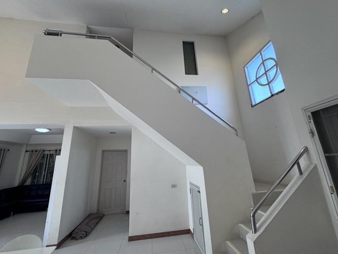 N182 ขายบ้านแฝดชั้นครึ่งบ้านหลังมุม พร้อมเฟอร์ หมู่บ้านสินทรัพย์ 2 ถนนรังสิตนครนายกคลอง 4 บ้านหลังมุมน่าอยู่ตกแต่งแนวสวนแบบธรรมชาติ มีพื้นที่ข้างบ้าน 15