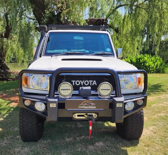 Toyota Land Cruiser สีขาว ปี 2022 3