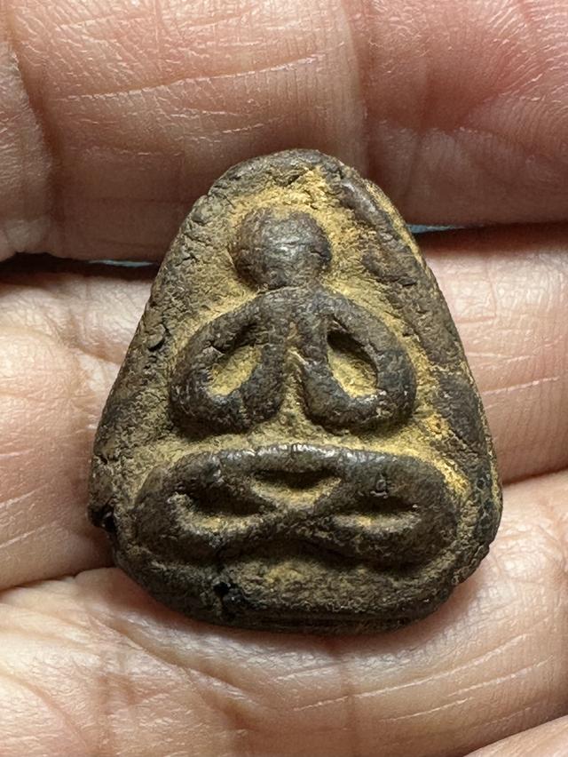 พระปิดตา เนื้อผงคลุกรัก