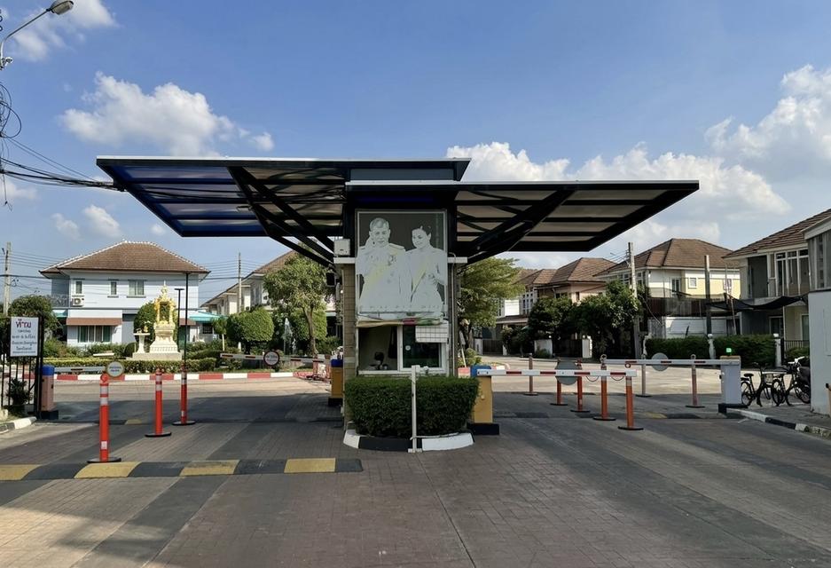“บ้านเดี่ยว 53.2 ตร.ว. ทำเลหายาก หลังต้นซอย ใกล้ รปภ. ติดถนนหทัยราษฎร์ พร้อมกล้องวงจรปิด 6 ตัว ราคาเพียง 4.79 ล้าน ต่อรองได้” 5