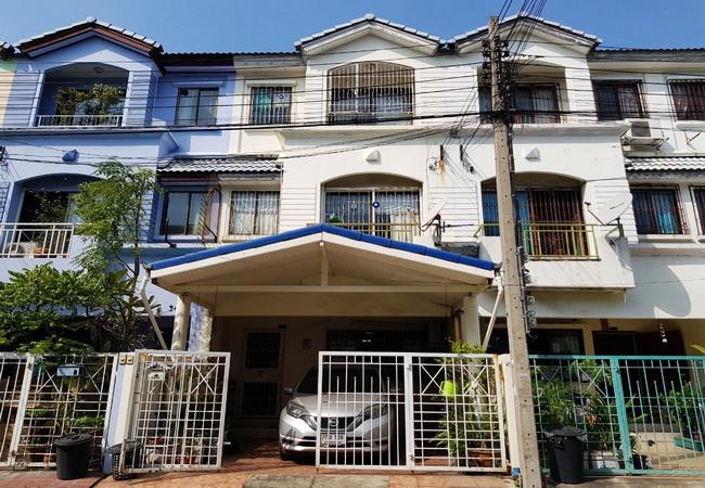 ขายทาวน์เฮ้าส์ หมู่บ้านกลางเมือง พระราม 9 ซอย 43 เนื้อที่ 20 ตร.ว. 3 ชั้น 3 นอน 3 น้ำ 1