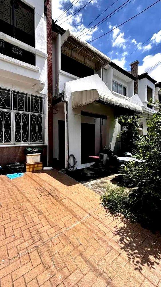 ขายทาวน์เฮ้าส์ 2 ชั้น หมู่บ้านรัตนาวลัย ดอนเมือง ซอยประชาอุทิศ 17 ใกล้รถไฟฟ้าสายสีแดง ถูกสุดในย่านนี้ เจ้าของขายเอง 2