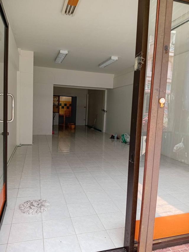 ให้เช่า อาคารพาณิชย์ 2 ชั้นครึ่ง หน้ากว้าง 4 เมตร ย่านรังสิต 7