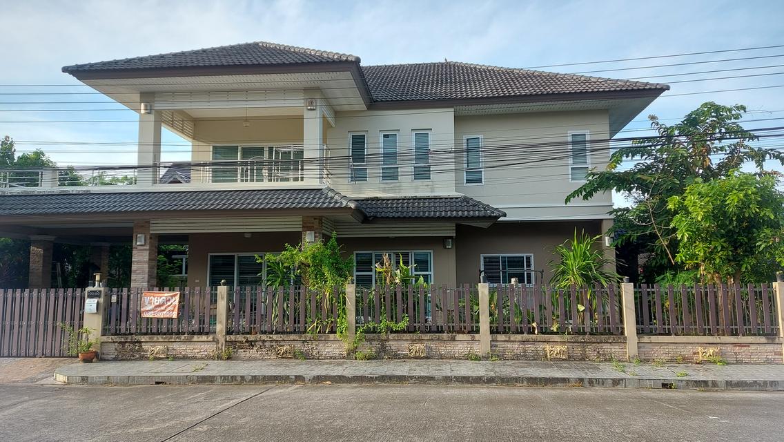 บ้านเดี่ยว 2 ชั้น 5 ห้องนอน 4 ห้องน้ำ ห้องครัว ห้องรับแขก  ระเบียงดาดฟ้า บ่อปลาคราฟ ปั้มน้ำ ถ้งเก็บน้ำ ซักล้าง สวน แอร์ 5 ตัว มุ้งลวดพร้อมม่าน 2