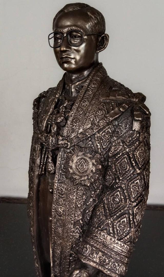 579.พระบรมรูปหล่อในหลวงรัชกาลที่ 9 พระบาทสมเด็จพระปรมินทรมหาภูมิพลอดุลยเดช (รมดำ) 10