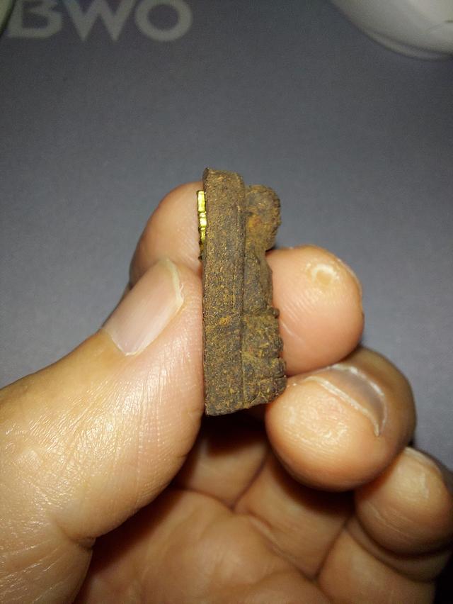 หลวงพ่อทวด รุ่นพระนามาภิไธย สก. ปี 2544 เนื้อว่าน พิมพ์พระรอด วัดห้วยมงคล สภาพสวย กล่องเดิมครบ