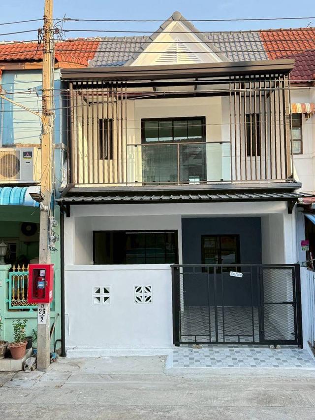 หมู่บ้านสวีทโฮมปาร์ค บางบัวทองทาวน์เฮ้าส์ 2 ชั้น    ถนนเมน มีระเบียงด้านหน้า และหลังบ้าน ตกแต่งใหม่ มีสระว่ายน้ำในหมู่บ้าน 1