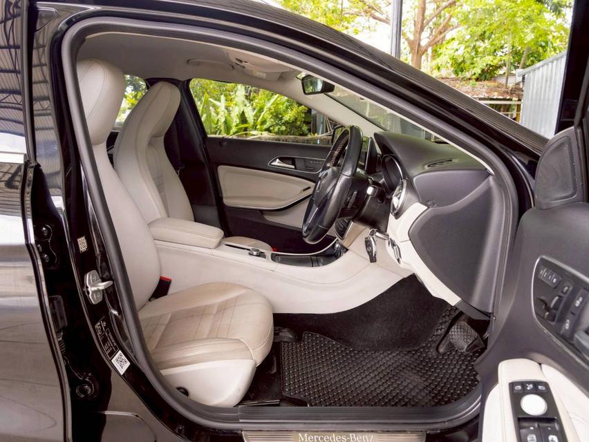 MERCEDES BENZ GLA200 1.6 Urban ปี จด 2015 16