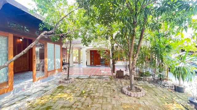 ขายบ้านหรูสไตล์คลาสสิกหลังใหญ่ มบ.มณียา 3 ท่าอิฐ 125.9 ตร.วา ตกแต่งด้วยไม่สัก-ไม้ประดู่ พร้อมสวนร่มรื่นและความเงียบสงบเป 4