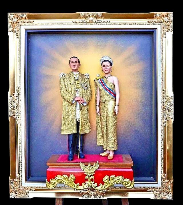 พระบรมรูปในหลวงรัชกาลที่9 คู่กับพระราชินี พระพันปี รูปปั้นหุ่นขี้ผึ้ง