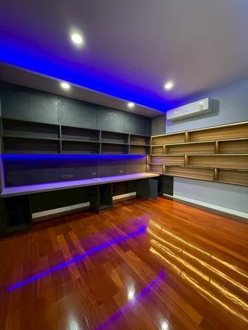 ขายบ้านเดี่ยว 2 ชั้น ปลูกสร้างเอง แปลงที่ดินใหญ่ 1 ไร่ พื้นที่ใช้สอยสำหรับครอบครัวขนาดใหญ่ พร้อมบิ้วอินทั้งหลัง > ซอยเเสนหวี 5 ใกล้สถานีรถไฟฟ้ารถไฟฟ้า 9