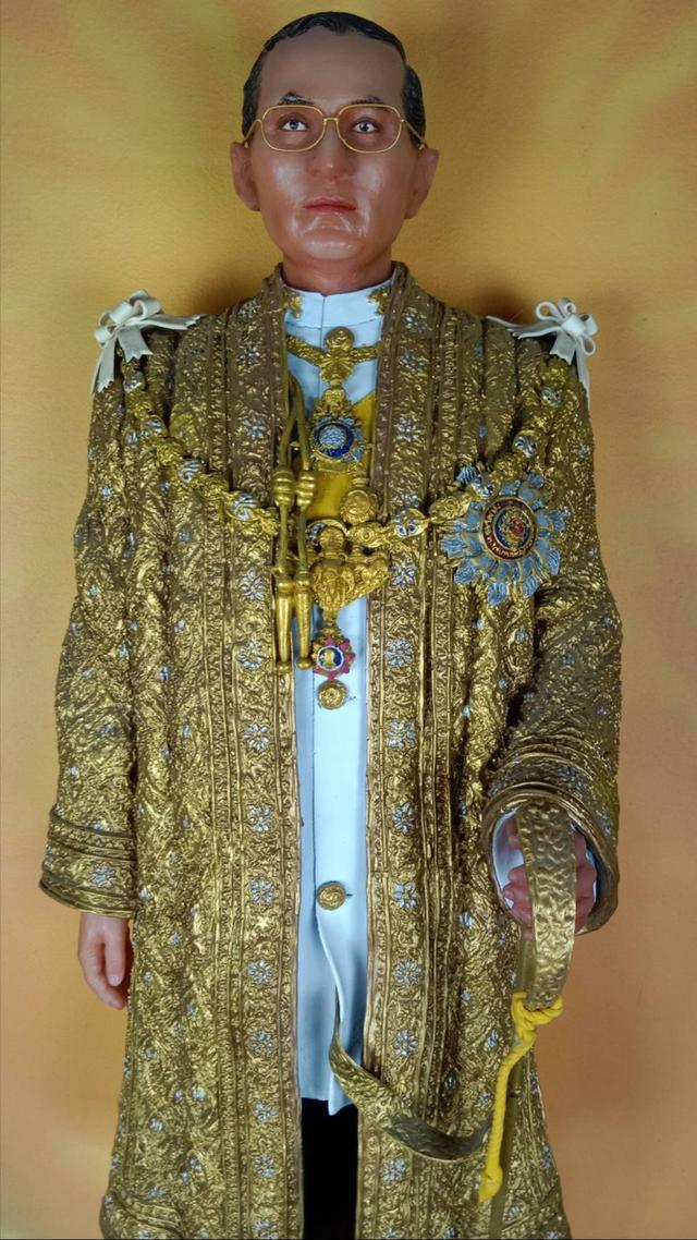 34.พระบรมรูปปั้นพระบาทสมเด็จพระเจ้าอยู่หัวรัชกาลที่9 พระบาทสมเด็จพระปรมินทรมหาภูมิพลอดุลยเดช โดย Linda Decoration รูปย่อยที่ 3