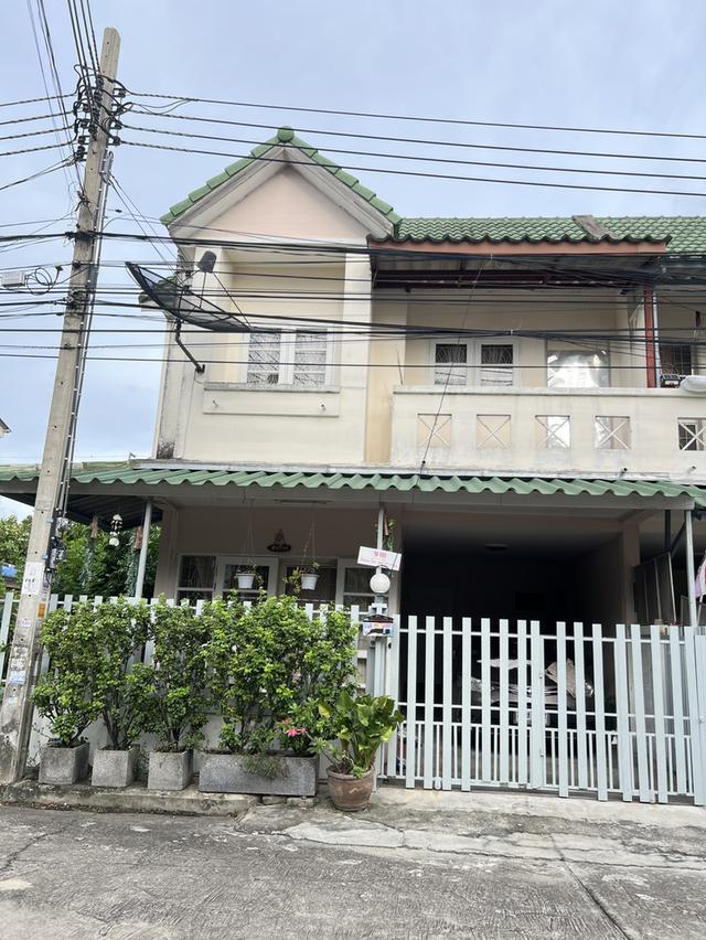 บ้านทาวน์โฮมหลังริม 2 ชั้น หมู่บ้านลดาสิริ บ้านกล้วยไทรน้อย 1