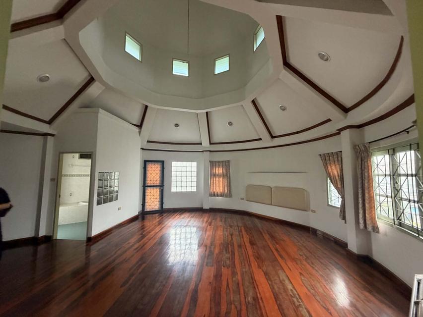 Spacious Land with Detached Home in Central Phuket – Large Garden & 4-Car Parking 10