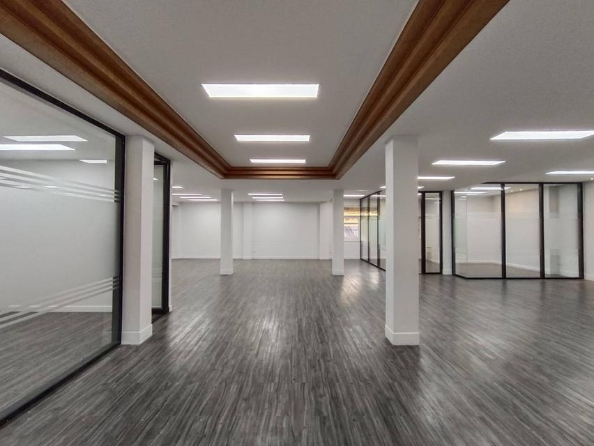 For Rent 4-fl. Office Building ( include rooftop) in Soi Convent , Silom 12