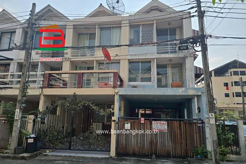 ทาวน์โฮม ซิตี้ทาวน์โฮมลาดพร้าว 80 (ใกล้ตลาดสะพานสอง) เนื้อที่ 22.8 ตรว. แขวงวังทองหลาง เขตวังทองหลาง 1