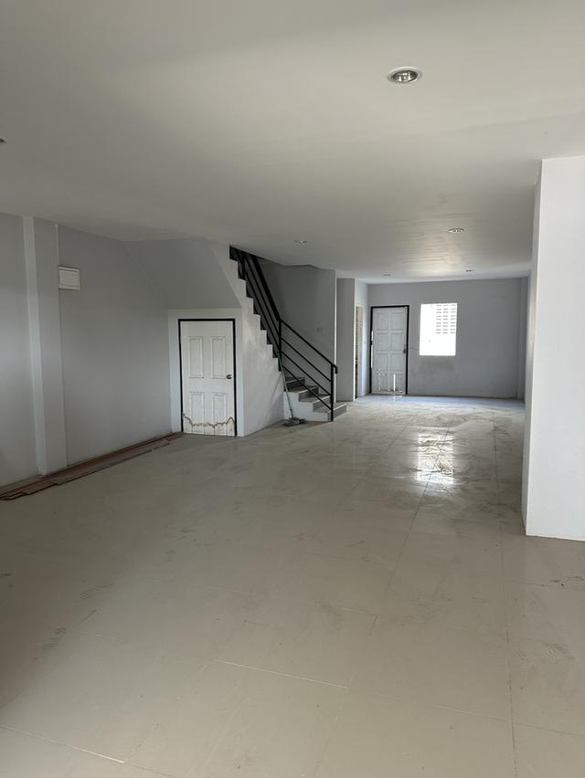 town home 2 floors 32 sqw. total area used 240sqm. on phetkasame samparn nakornpatom province colsed middle city 35 km. 7