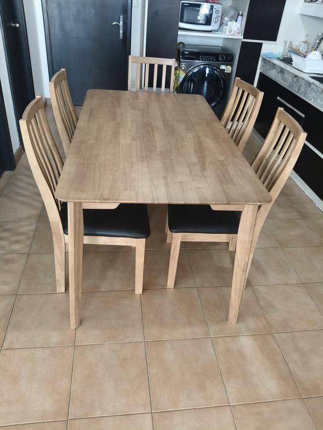 ชุดโต๊ะอาหาร Femmie พร้อมเก้าอี้ 6 ตัว - สีไม้ธรรมชาติ