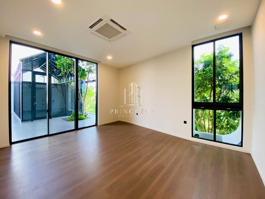 VIVE New Krungthep Kreetha Luxury 3-Storey Modern Home 10