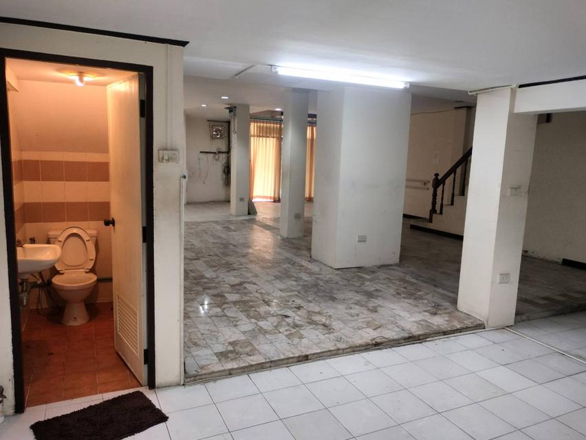 อาคารพาณิชย์3ชั้นครึ่ง  ถนนนวมินทร์  สอบถามโทร.082-441-7954 Kใหม่ 11
