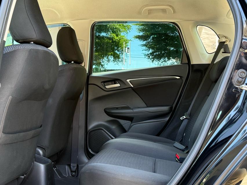 2019 HONDA JAZZ GK รถมือเดียวออกป้ายแดง รถวิ่งน้อย เข้าศูนย์ตามระยะ รถไม่เคยมีอุบัติเหตุครับ 14