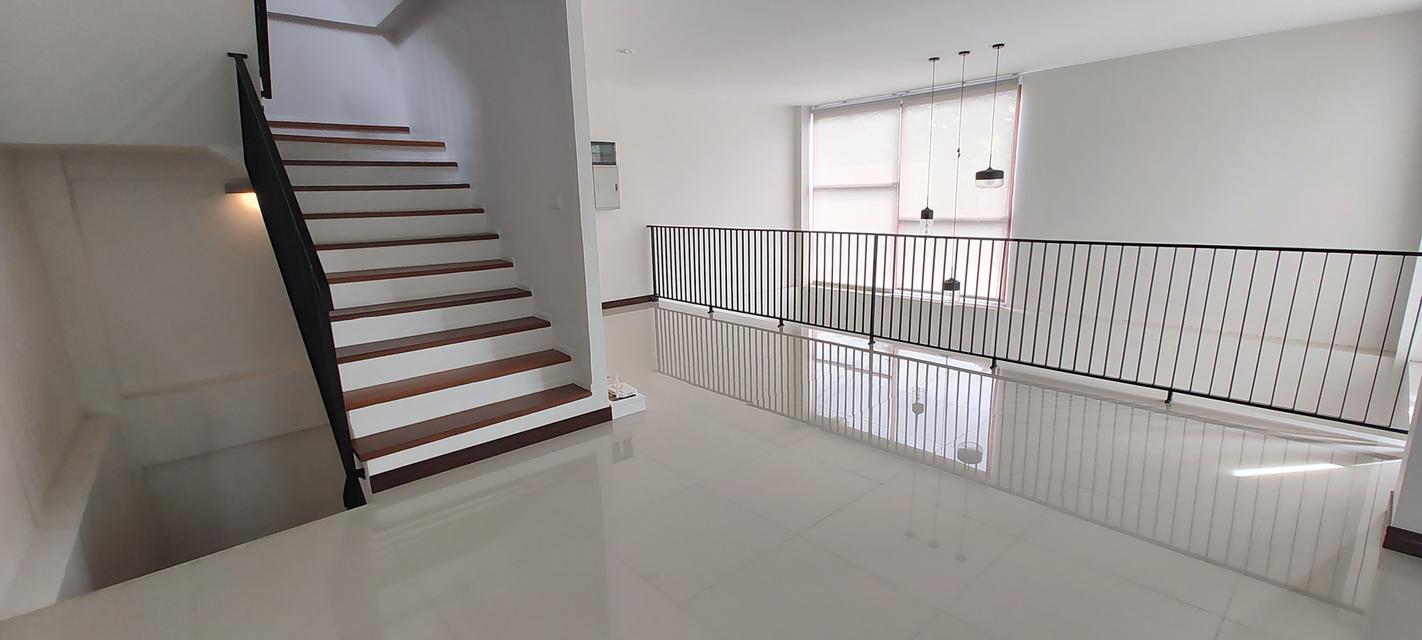 ทาวน์โอม 3 ชั้นครึ่ง ลาดพร้าว 25 แยกรัชดา-ลาดพร้าว เนื้อที่ 44 ตารางวา แปลงมุม กว้างมาก พร้อมอยู่ 6