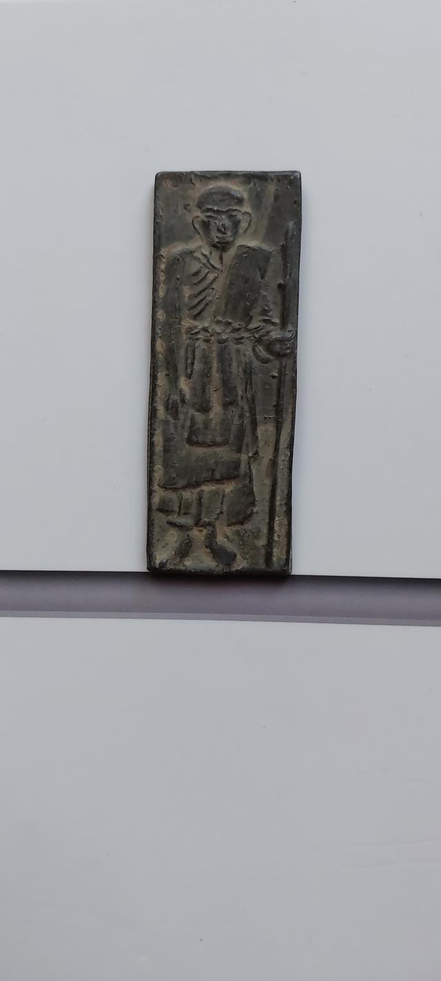 แผ่นปั๊มหลวงปู่ศุขยืนถือไม้เท้า