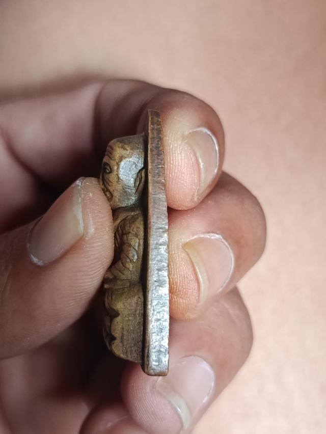 พระเครื่องหลวงปู่ทวด ซึ่งเป็นที่เคารพนับถืออย่างสูงในประเทศไทยในเรื่องพุทธคุณด้านการปกป้องคุ้มครองและแคล้วคลาดจากภยันตราย เชื่อกันว่าพระเครื่องหลวงปู