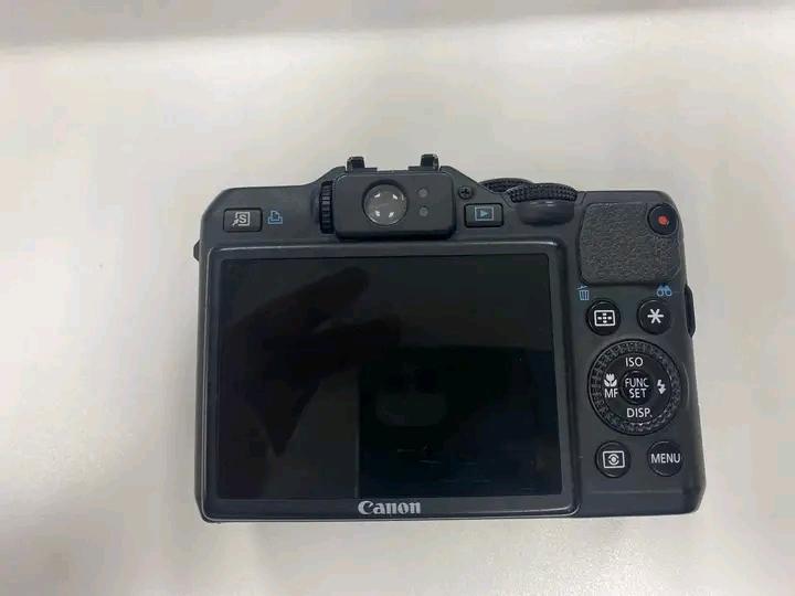 กล้องสีดำจากแบรนด์ Canon 3
