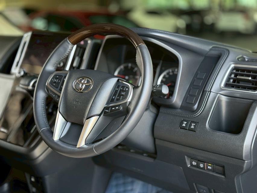 Yoyota Majesty 2.8Grande ปี24 10