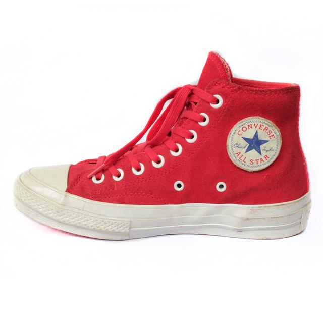 CONVERSE ผ้าใบหุ้มข้อมือสอง สีแดงสักหลาด พื้นสองสี สภาพเหมือนใหม่ จัดส่งฟรี!!! เก็บปลายทาง