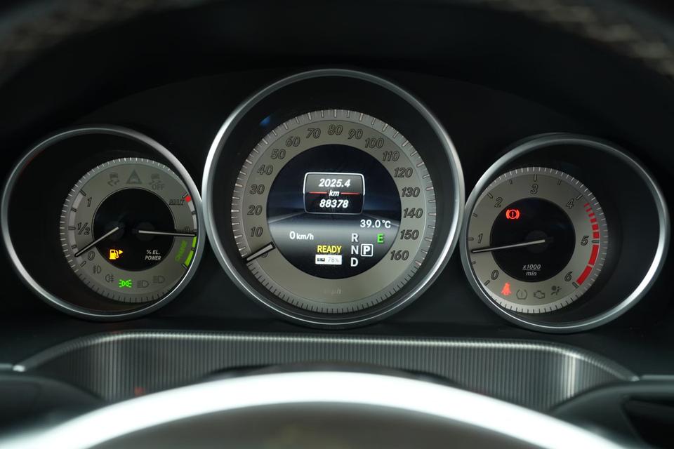 2013 Mercedes-Benz E300 2.1 W212 BLUETEC HYBRID Sedan สีขาว เครื่องดีเซล+ไฟฟ้า เลขไมล์ 88378 กม. 19