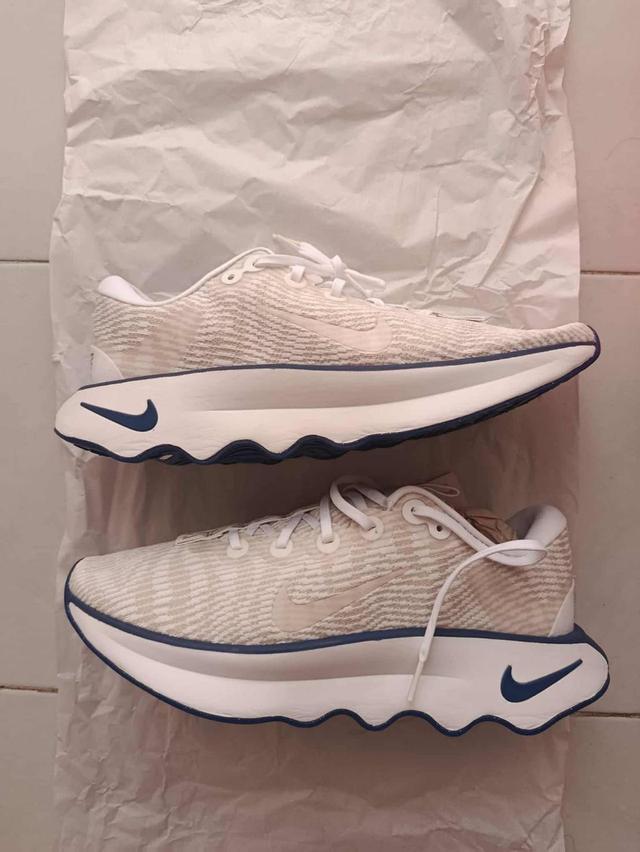 รองเท้าผ้าใบ Nike Motiva