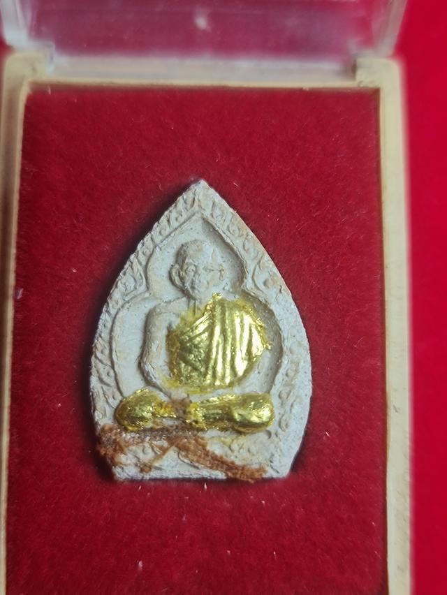 พระผงหลวงพ่อเกษม รุ่นบารมี 81(คณะกรรมการ) ปี พ.ศ.2535 กรมตำรวจจัดสร้าง ปิดทองติดจีวร สภาพสวยมากเก่าเก็บ พร้อมกล่องเดิม