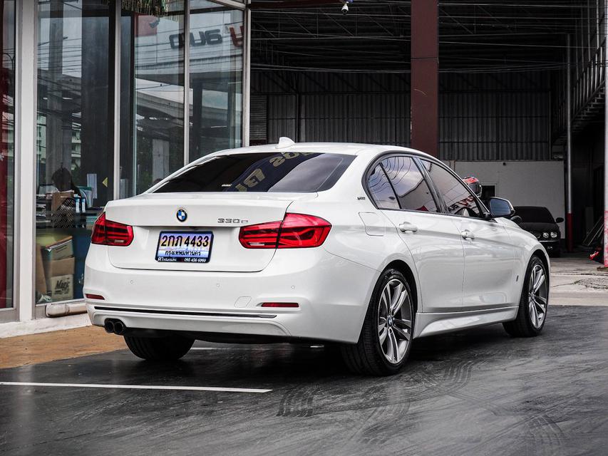 BMW Series 3 330e Luxury ปี 2019 สีขาว 3